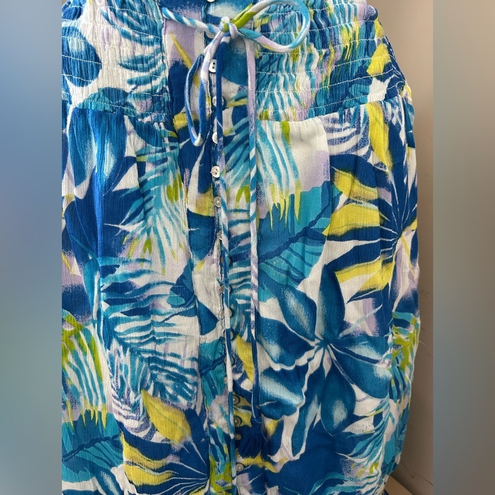 NWOT LIFE STYLE TROPICAL HI/LOW SKIRT. SMOCKED WAIST, BUTTON DETAILING Sz. M